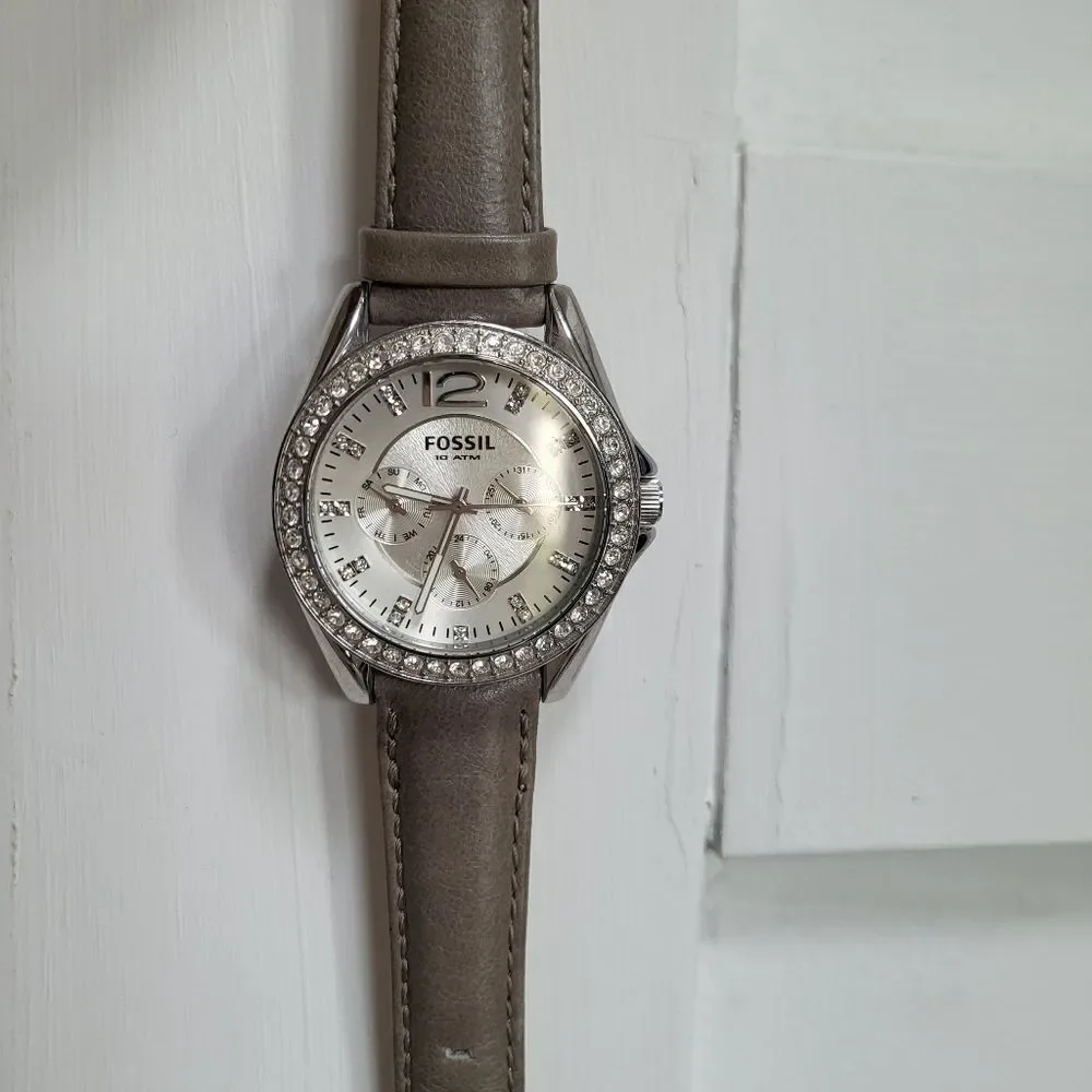 FOSSIL Gray ANALOG LEATHER 18MM Watch Rhinestones ESS-132 Silver
